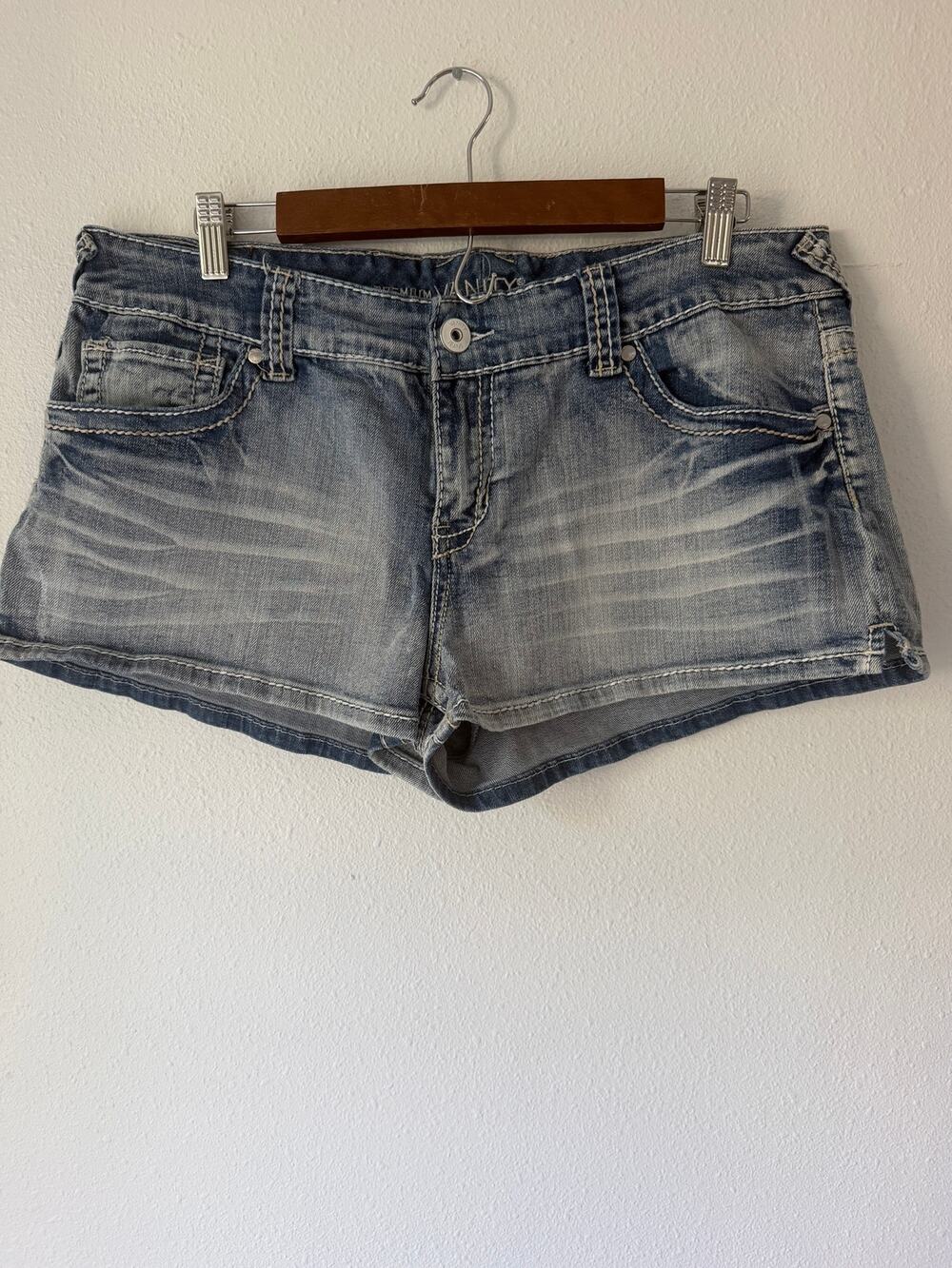 Vanity Light Wash Denim Short Shorts Women’s Low Rise Stretch Jean Shorts 32W